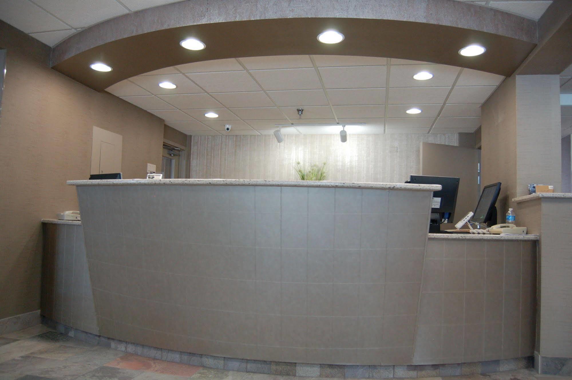Brentwood Inn And Suites Рочестер Экстерьер фото