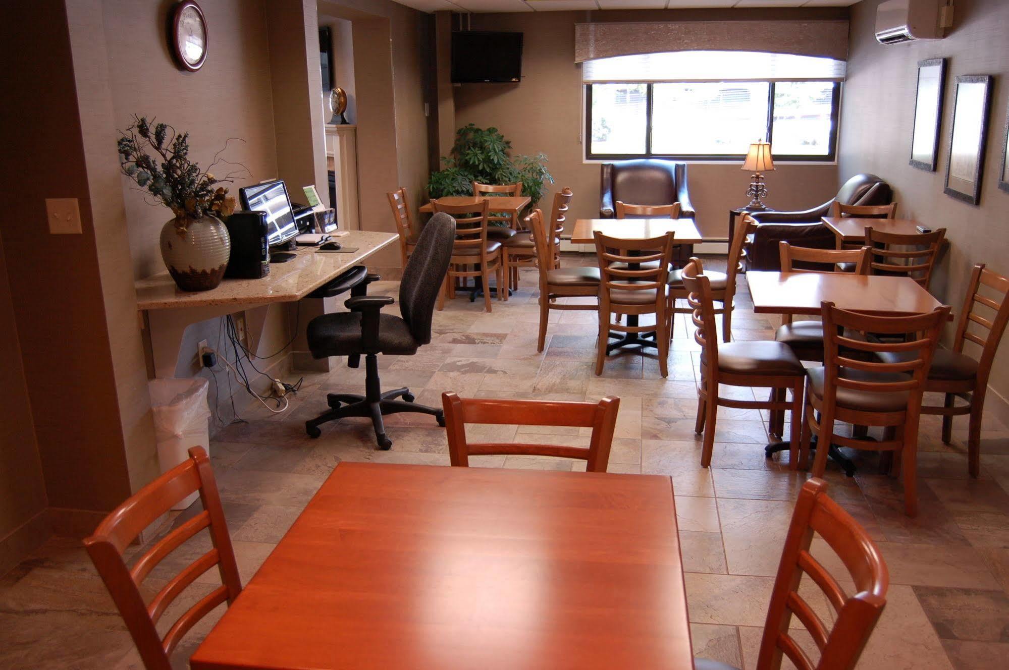 Brentwood Inn And Suites Рочестер Экстерьер фото
